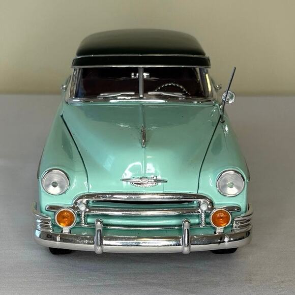 Motormax 1:18 Scale 1950 Chevrolet Bel Air Diecast Car | Two Tone Green - Picture 5 of 9